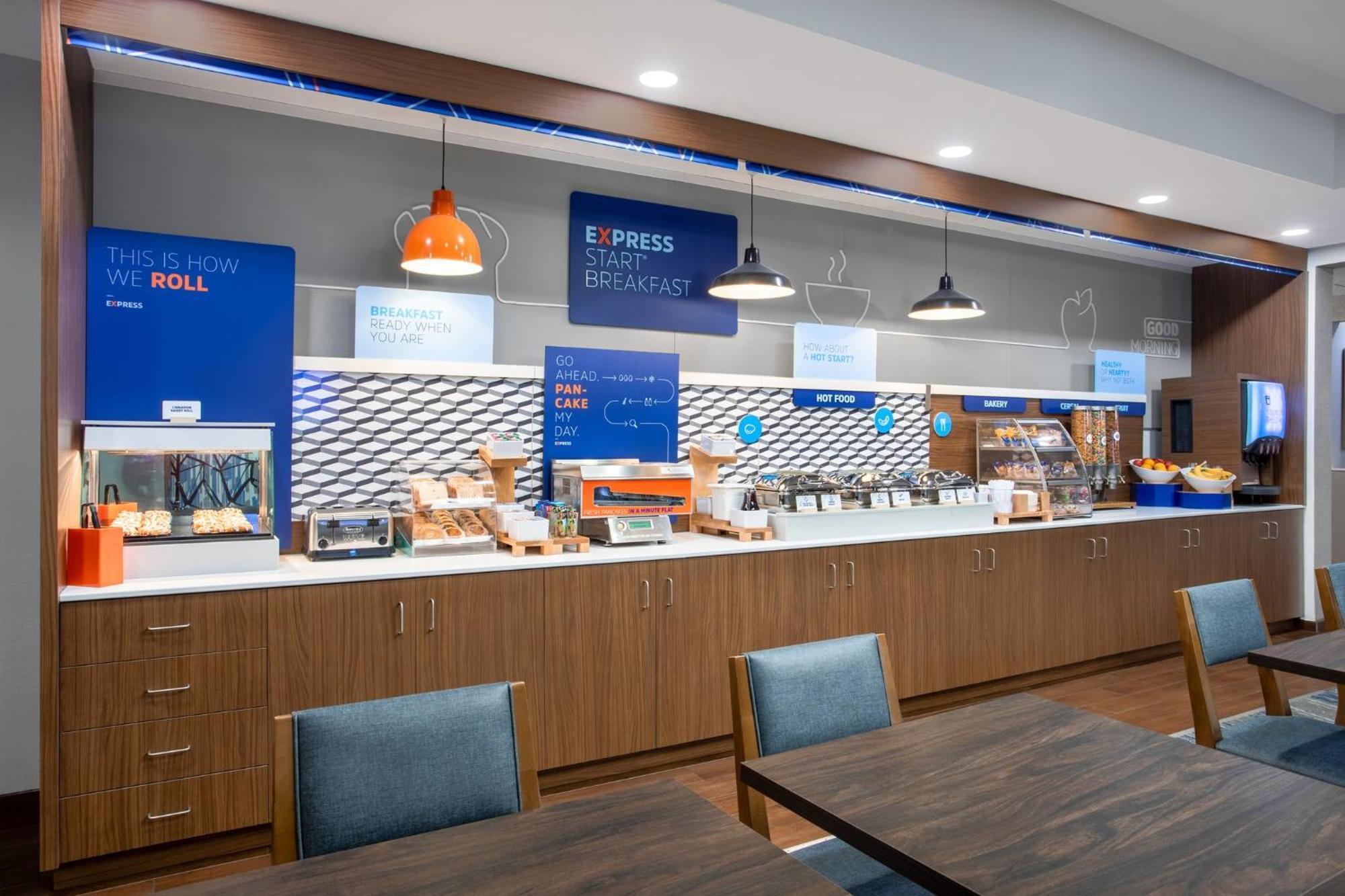 Holiday Inn Express & Suites Clinton By Ihg Bagian luar foto