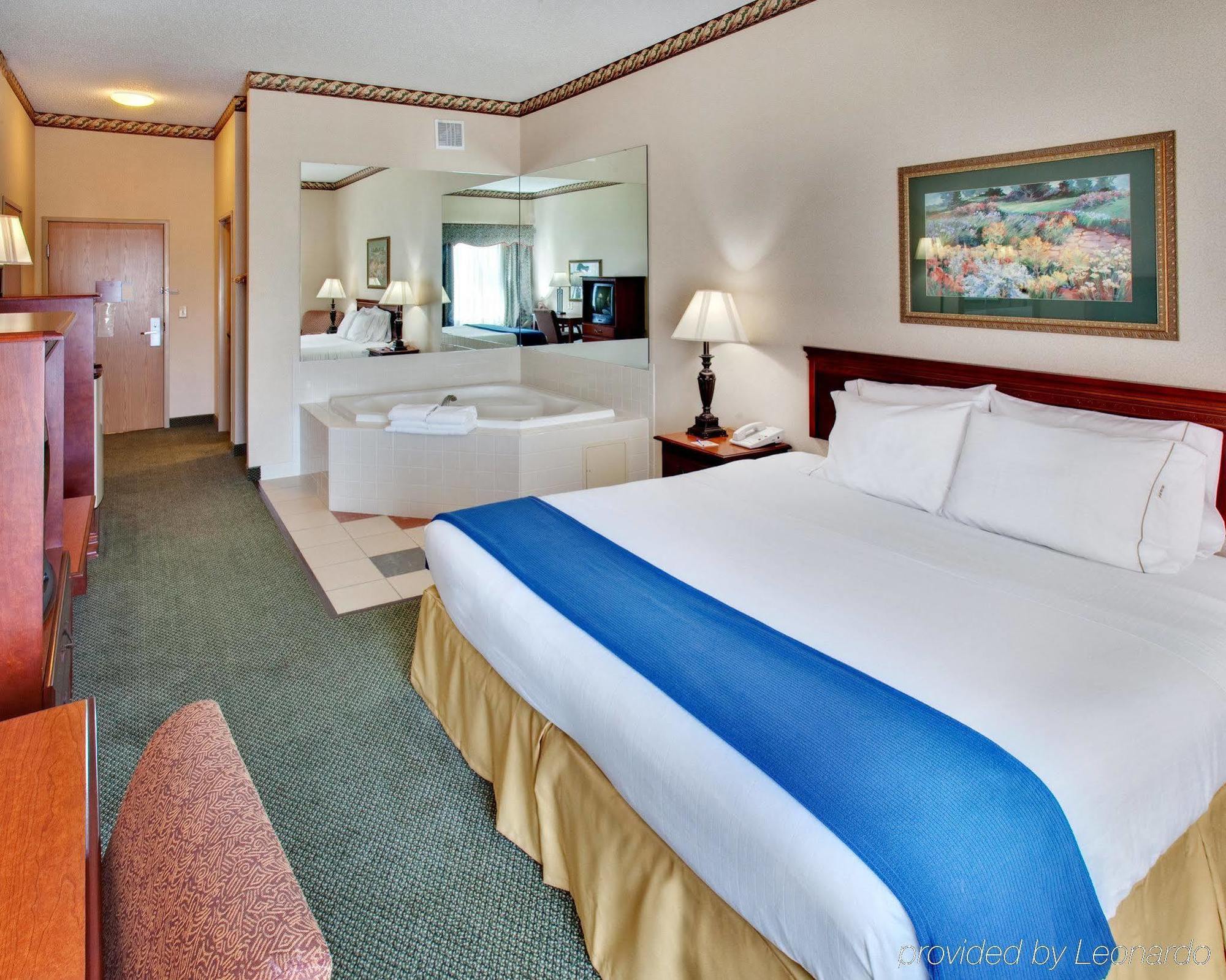 Holiday Inn Express & Suites Clinton, An Ihg Hotel Ruang foto